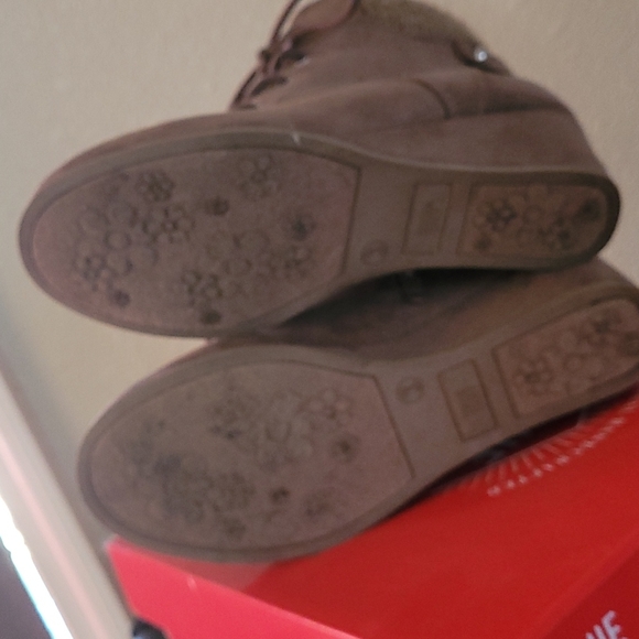 Shoes - Picture 3 of 6